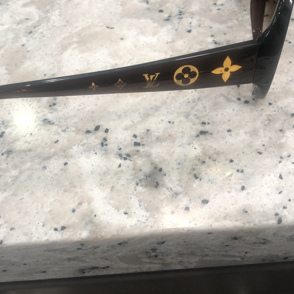 Louis Vuitton sunglasses - Picture 2 of 4